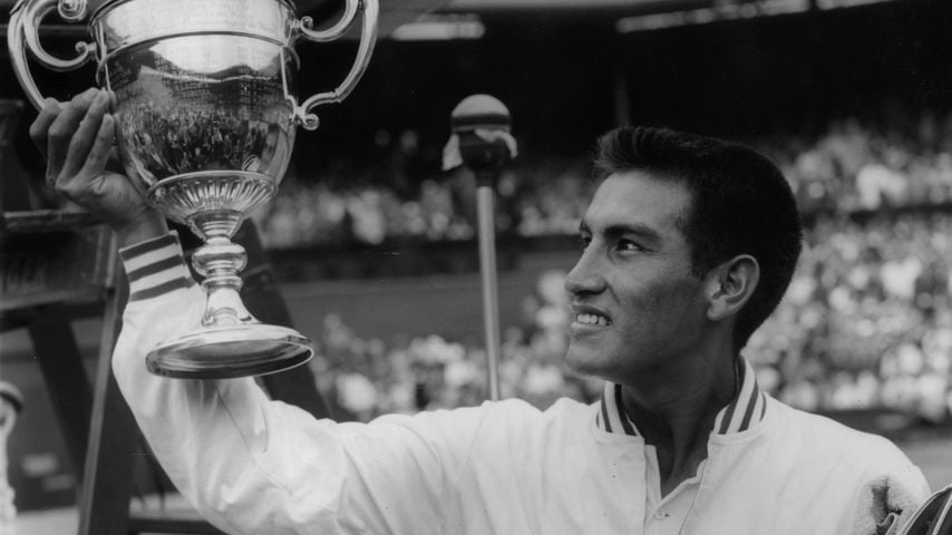Alex Olmedo im Jahr 1959 nach seinem Wimbledon-Sieg