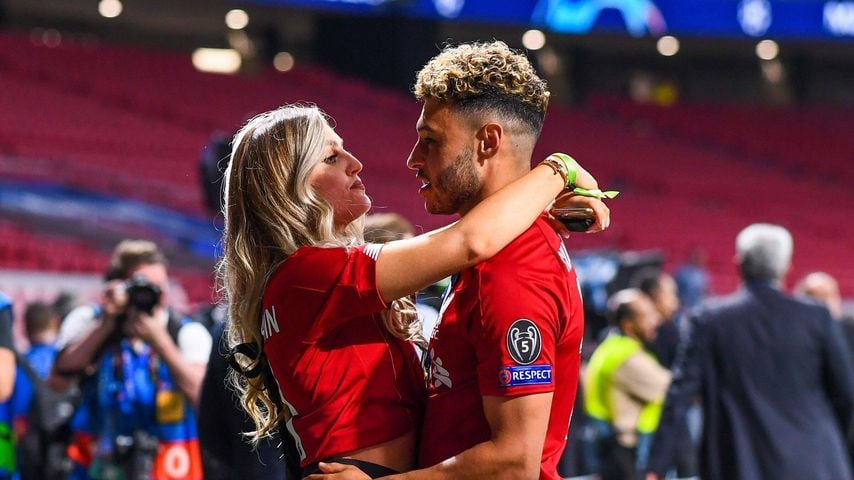 Alex Oxlade-Chamberlain jubelt mit Perrie Edwards nach dem Champions-League-Finale 2019