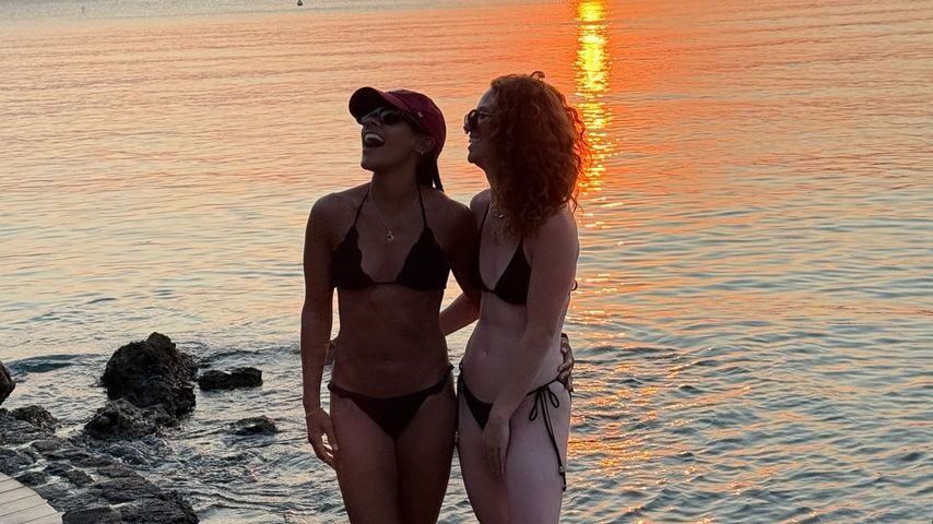 Alex Scott mit Freundin im Urlaub, August 2026