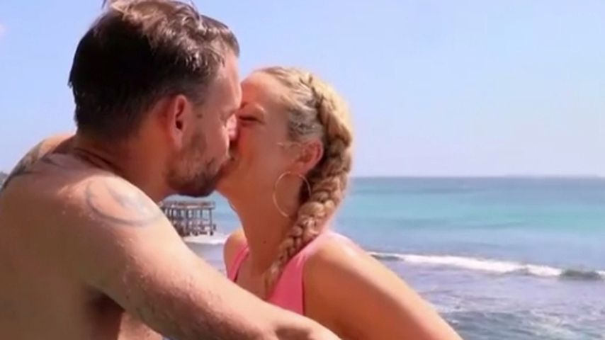 Alex und Cindy während ihrer Flitterwochen bei "Hochzeit auf den ersten Blick"