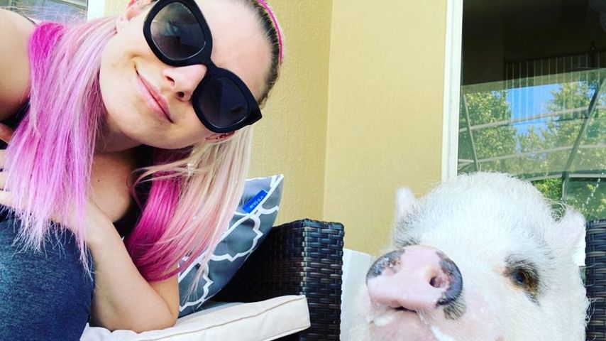 Alexa Bliss mit ihrem Hausschwein Larry-Steve