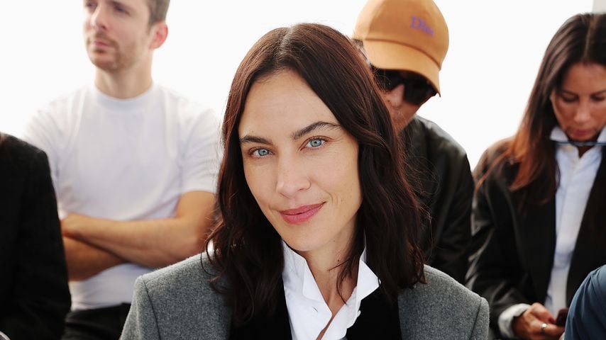 Alexa Chung während der Paris Fashion Week mit ihrem Verlobunsring, September 2026