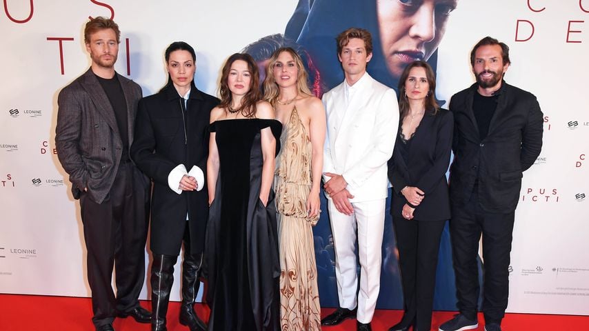 Alexander Fehling, Haley Louise Jones, Hannah Herzsprung, Lena Stahl, Damian Hardung, Laura Mihajlovic und Quirin Berg