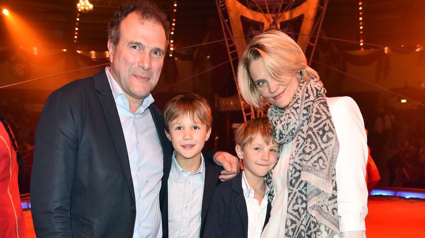 Alexander Hold, seine beiden Söhne und Ehefrau Pia