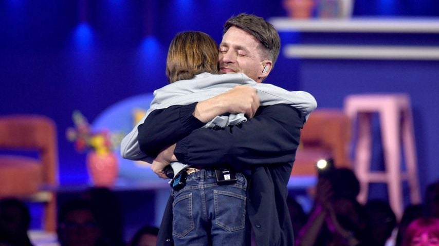 Alexander Klaws umarmt Sohn Lenny Klaws in der ZDF-Show "Die Giovanni Zarrella Show" in der Lokhalle Göttingen, 29.04.2026