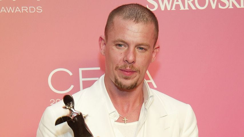 Alexander McQueen mit dem "International Award" bei den CFDA Fashion Awards 2003 in New York