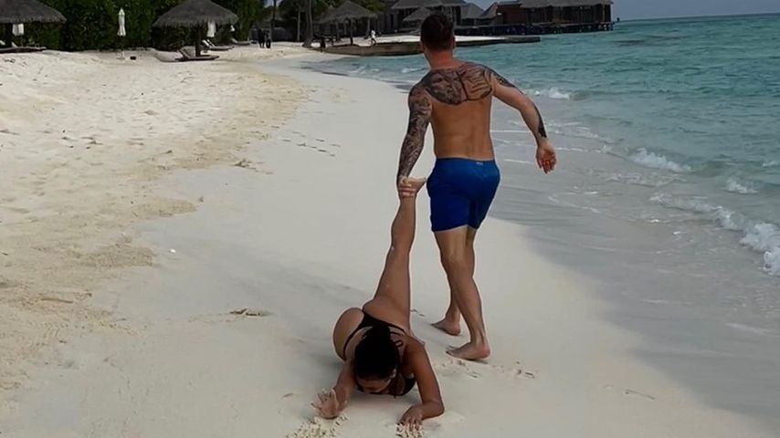 Nanu? Alex schleift seine Paola Maria am Fuß über den Strand