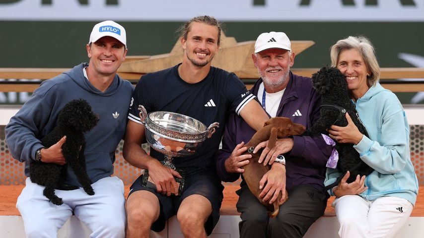 Alexander Zverev feiert in Paris mit Mischa Zverev, Alexander Zverev Sr., Irina Zvereva und ihren drei Hunden den French-Open-Titel