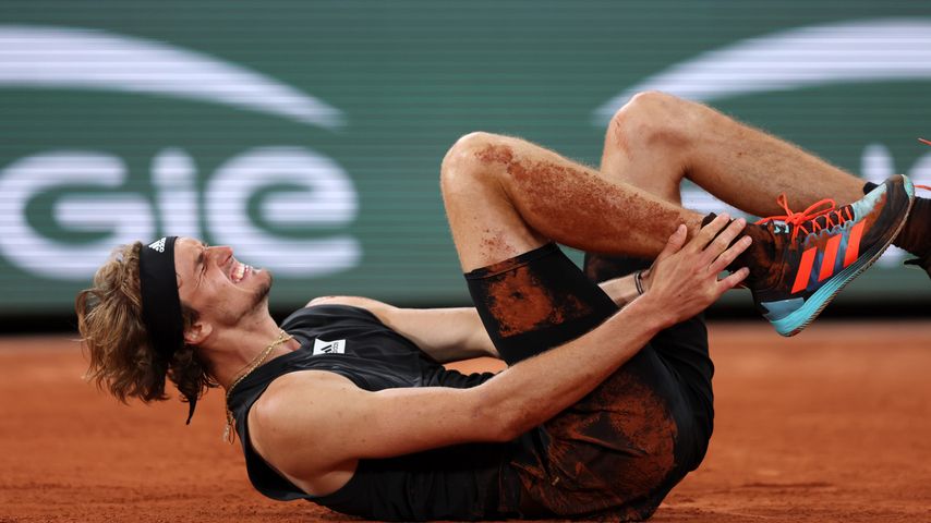 Sorge um Alex Zverev: Er verlässt den Platz im Rollstuhl!