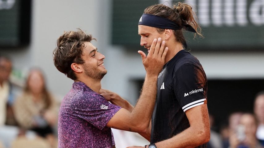 Alexander Zverev tröstet Flavio Cobolli nach dem French-Open-Finale in Paris