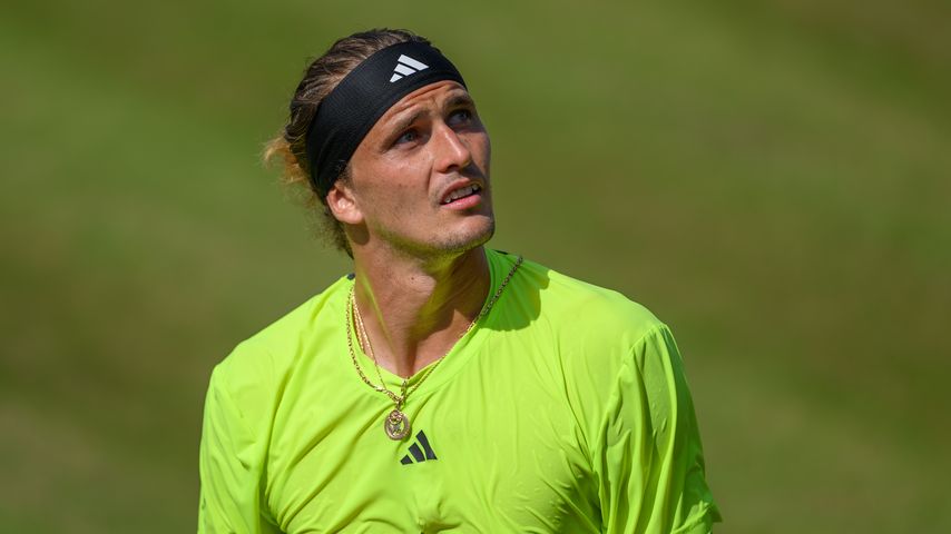 Nach Unfall: Alexander Zverev hilft verletzter Zuschauerin