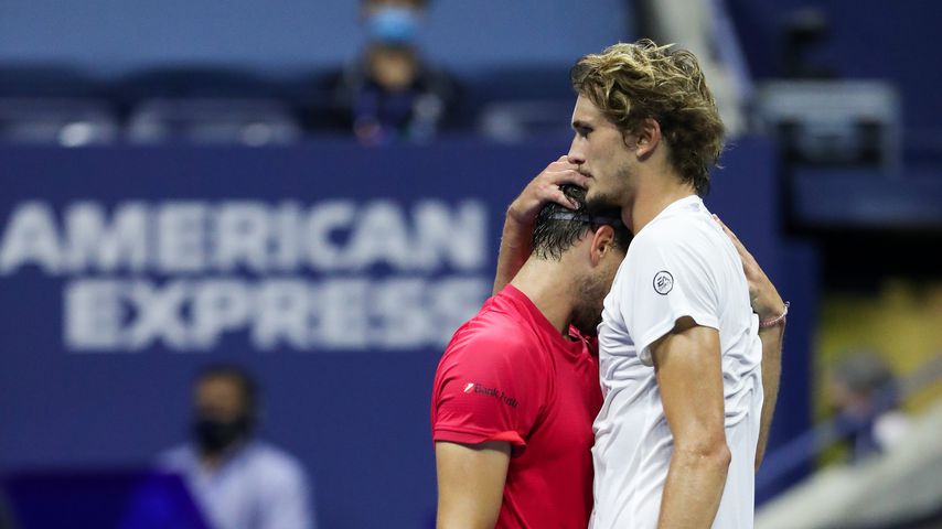 Alexander Zverev und Dominic Thiem umarmen sich nach dem Finale der US Open 2020