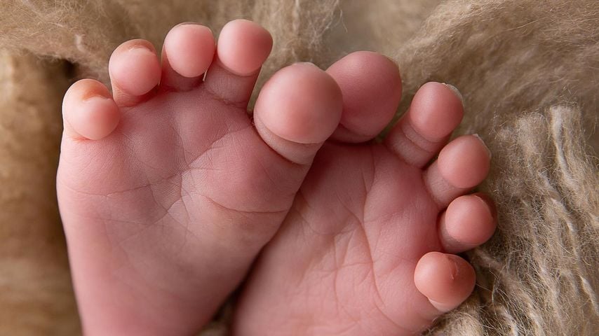 Die Füße von Alexandra Burkes zweitem Baby