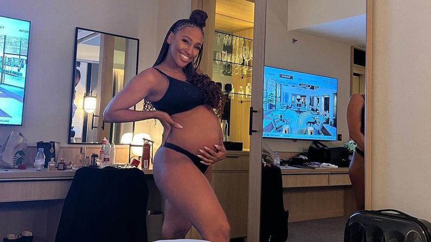 "Explodiert": Alexandra Burke zeigt stolz ihren Babybauch