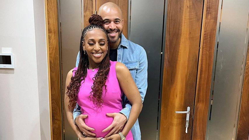 Kleine Kugel: Alexandra Burke zeigt erstmals ihren Babybauch