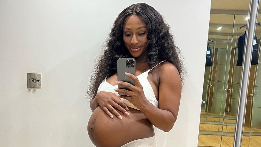 Schwangere Alexandra Burke zeigt ihren Babybauch in Crop-Top