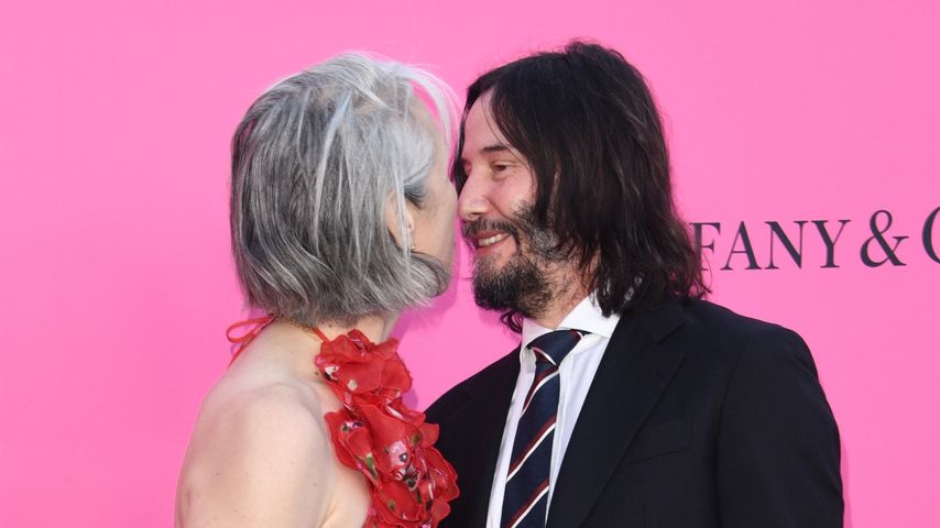 Selten! Keanu Reeves turtelt öffentlich mit seiner Freundin