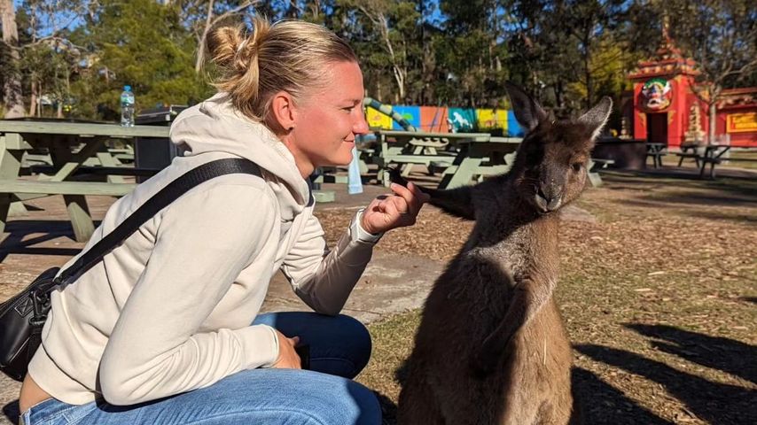 Alexandra Popp mit einem Känguru