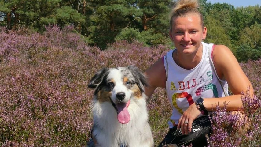 Alexandra Popp mit ihrem Hund