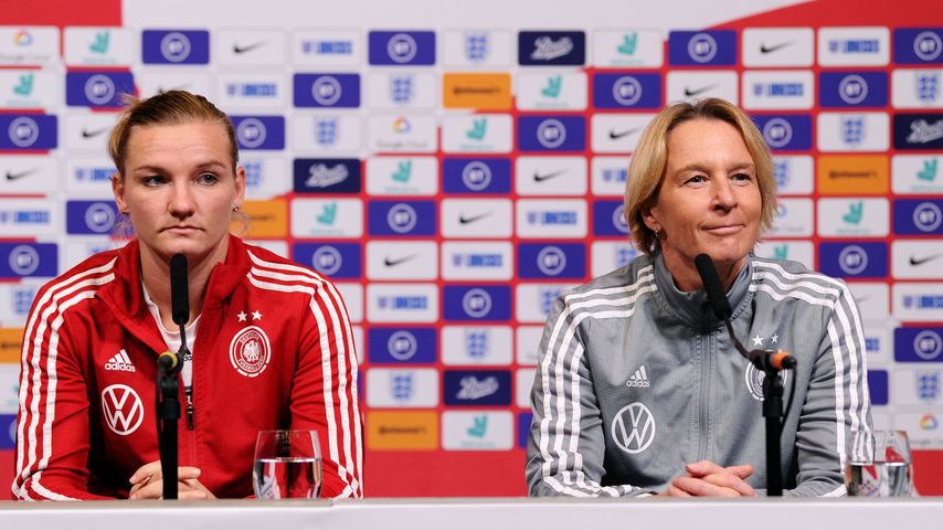 Alexandra Popp und Martina Voss-Tecklenburg, November 2019