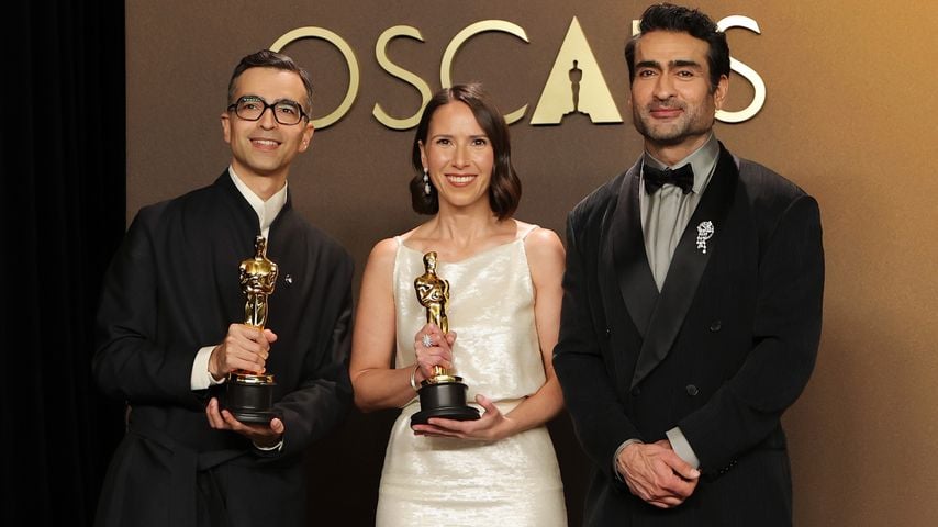 Alexandre Singh und Natalie Musteata mit Kumail Nanjiani bei den 98. Oscars, ausgezeichnet für "Two People Exchanging Saliva"