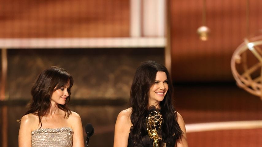 Alexis Bledel und Lauren Graham überreichen einen Emmy für das beste Drehbuch
