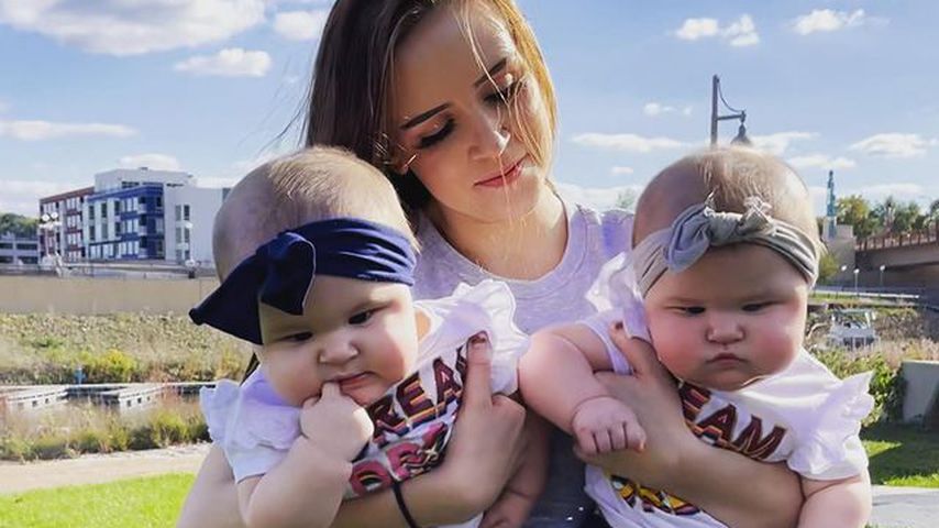Alexis LaRue mit ihren Zwillingen Elena und Camila im Oktober 2021