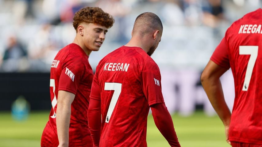 Spieler von Liverpool mit der Rückennummer 7 und dem Namenszug "Keegan" als Tribut vor dem Premier-League-Spiel in Newcastle
