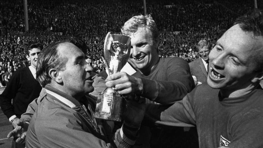 Alf Ramsey, Bobby Moore und Nobby Stiles feieren ihren Weltmeistertitel