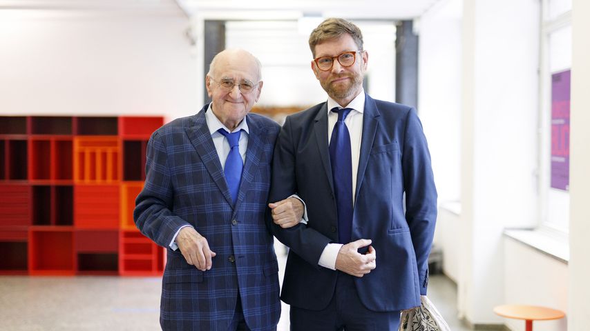 Alfred Biolek und sein Adotivsohn Scott Biolek-Ritchie im MAKK in Köln, 2020