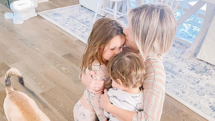 Ali Fedotowsky mit ihren beiden Kids und dem Hund