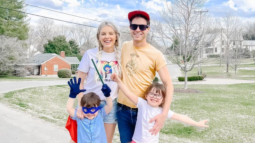 Ali Fedotowsky und Kevin Manno mit ihren beiden gemeinsamen Kindern im März 2022