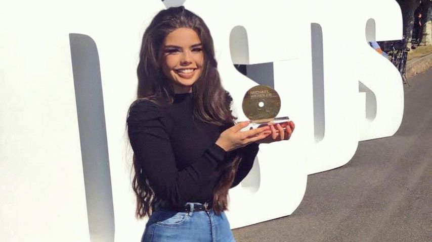 Alia Amri mit der goldenen CD von DSDS