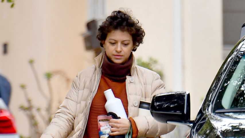 Seltsames Outfit: So reist Brad Pitts Flirt Alia Shawkat!