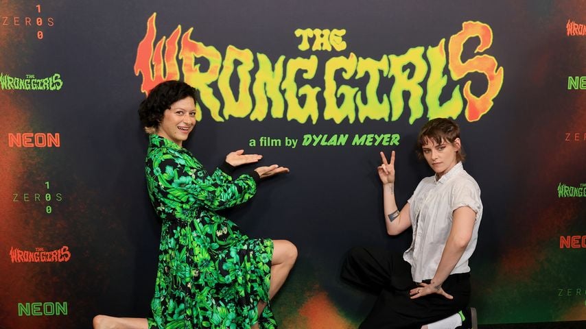 Alia Shawkat und Kristen Stewart bei der Premiere von "The Wrong Girls", 2026