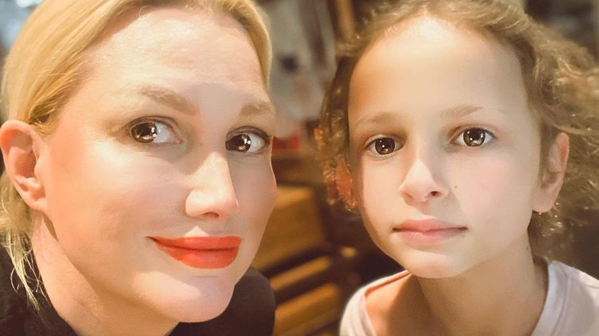 Alice Evans und ihre Tochter Elsie im Dezember 2021