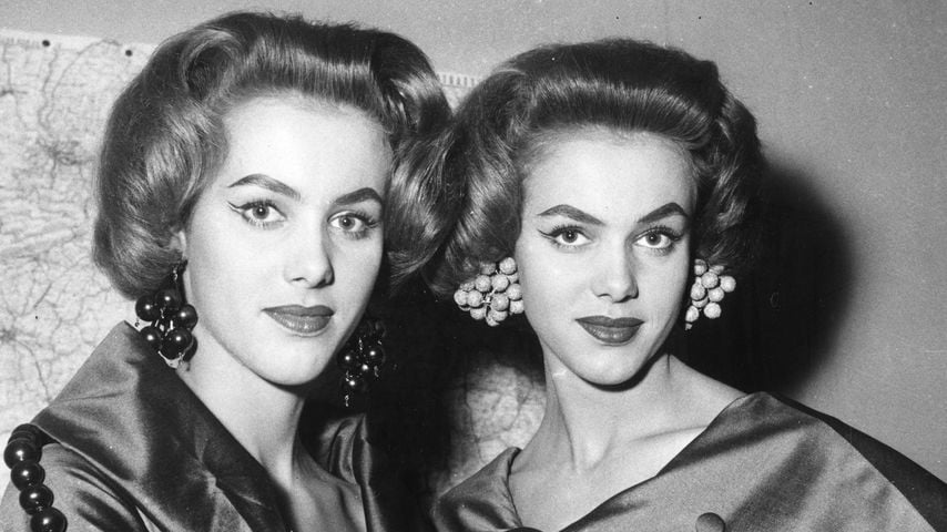 Alice und Ellen Kessler präsentieren die neue Pariser Frisur "Physalis", kreiert von Carita und Alexandra, 25. Januar 1956