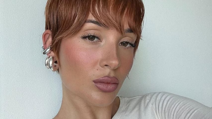 Alicia Costa Pinheiro überrascht mit roter Kurzhaarfrisur