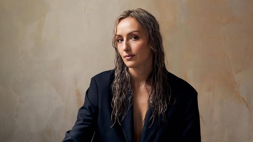 Alicia Joe posiert 2024 bei einem Shooting