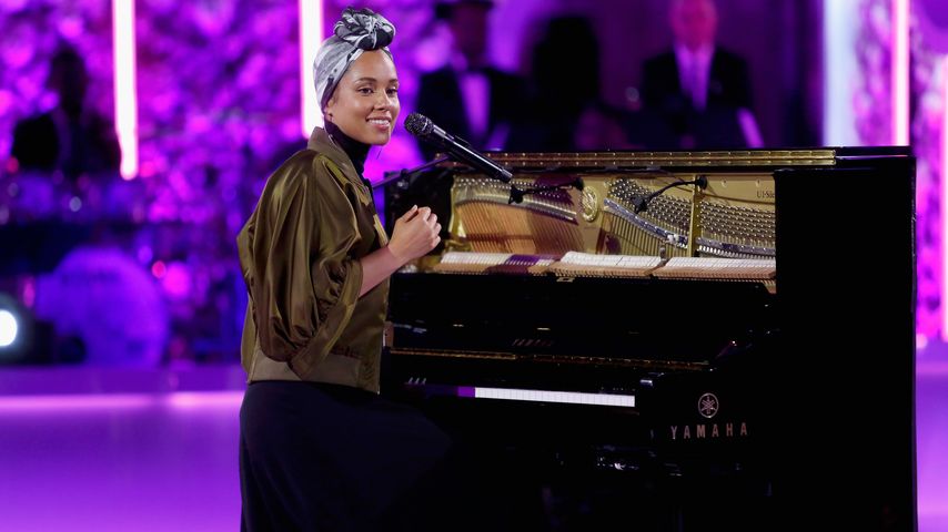 Konsequent ungeschminkt: Alicia Keys natürlich bei den VMAs!