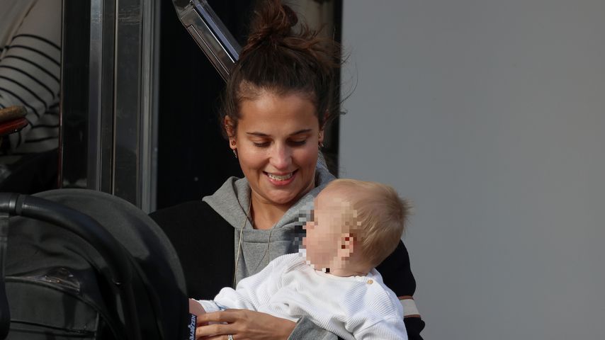 Selten: Alicia Vikander mit ihrem kleinen Baby unterwegs
