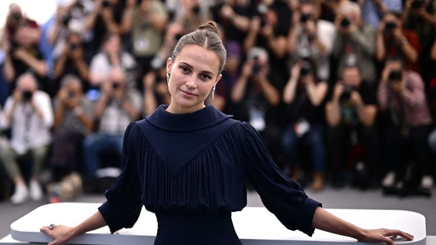 Ganz in Gold: Alicia Vikander strahlt auf der Fashion Week!