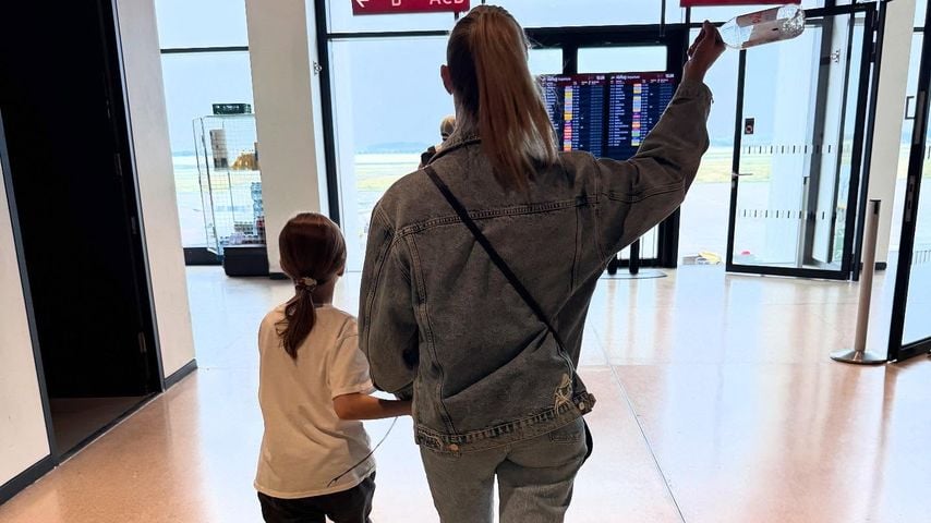 Alina Merkau und ihre Tochter im Juni 2025