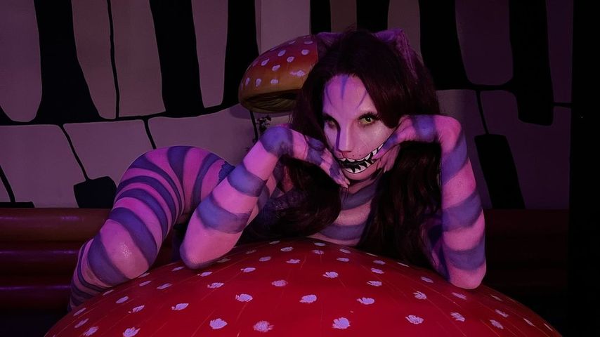 Alix Earle im Grinsekatze-Kostüm an Halloween 2024
