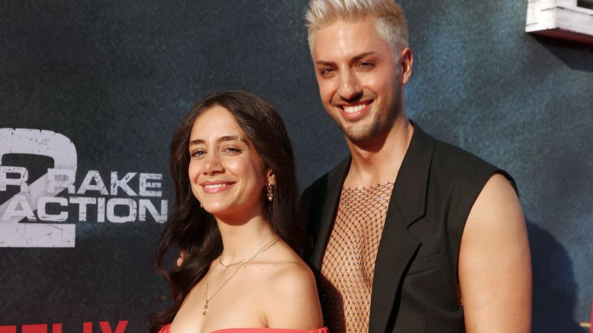 Aljosha Muttardi mit einem Gast auf der "Tyler Rake: Extraction 2"-Premiere in Berlin