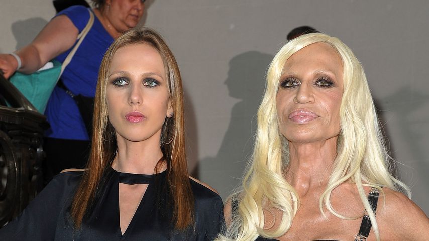 Allegra Versace und Donatella Versace bei der Pariser Fashion Week im Juli 2012 in Paris
