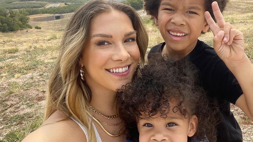 Allison Holker mit ihren zwei Kindern im August 2021