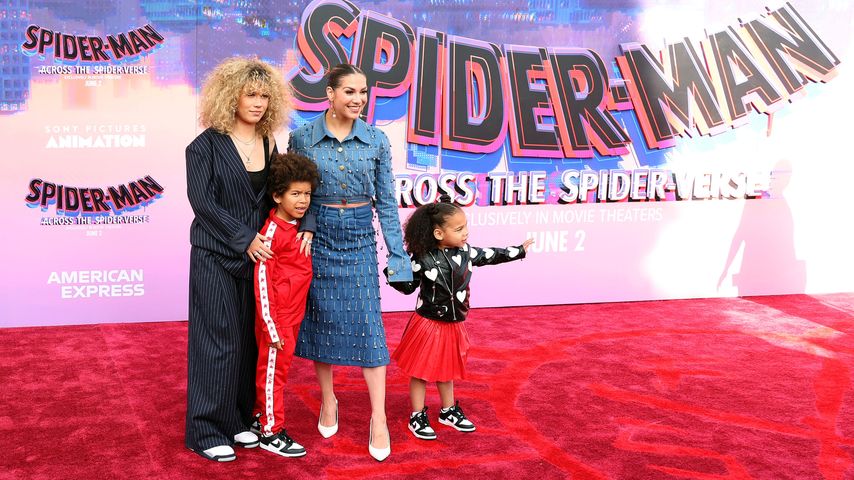 Frau von Stephen "tWitch" Boss (†) mit allen Kids auf Event