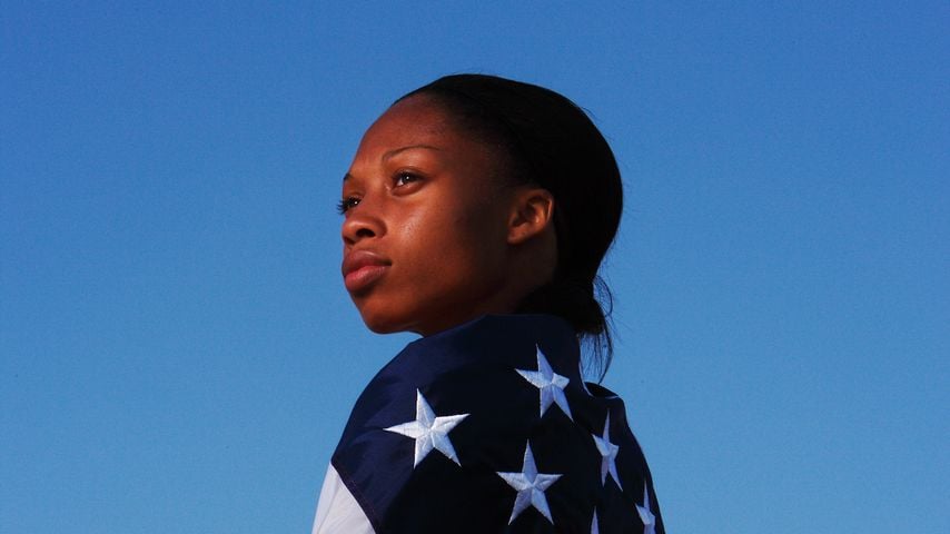 Allyson Felix posiert in Santa Clarita, Kalifornien, am 29. April 2008, in eine US-Flagge gehüllt
