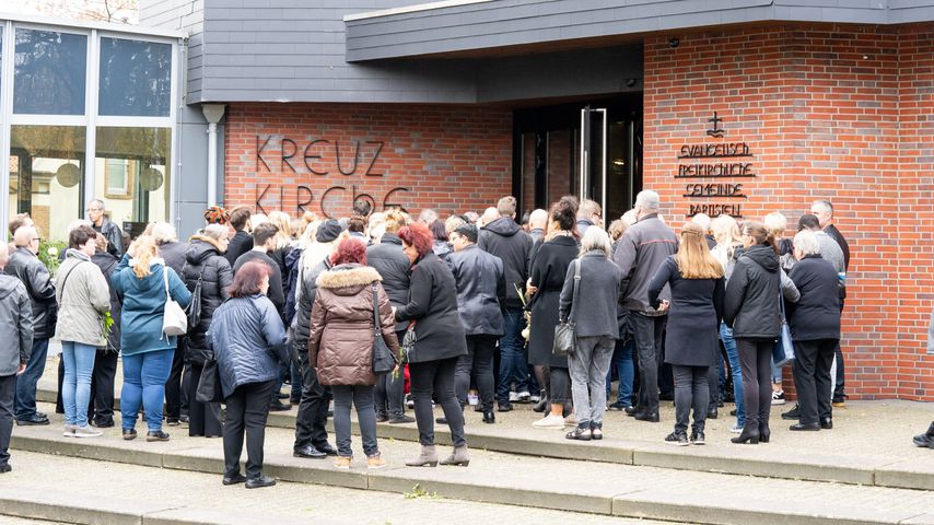 Alphonso Williams' Trauergäste vor der Kreuzkirche in Oldenburg